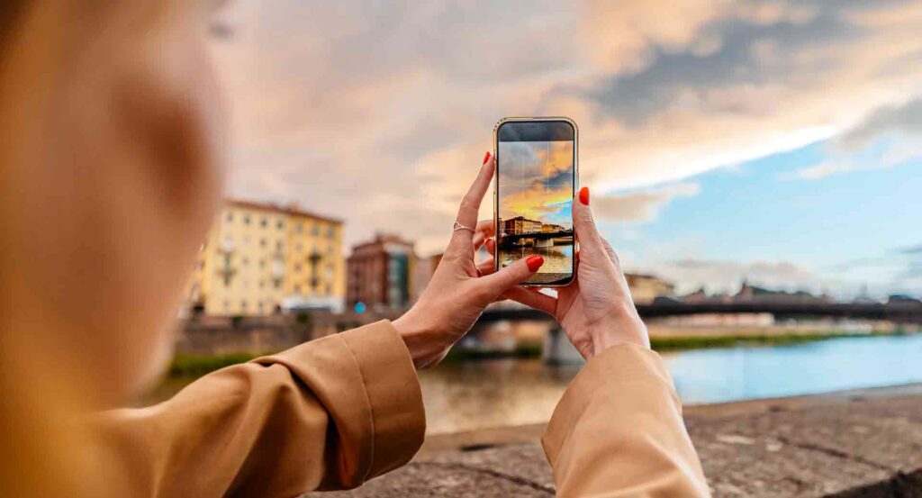 Fotografare frettolosamente luoghi e persone non è turismo