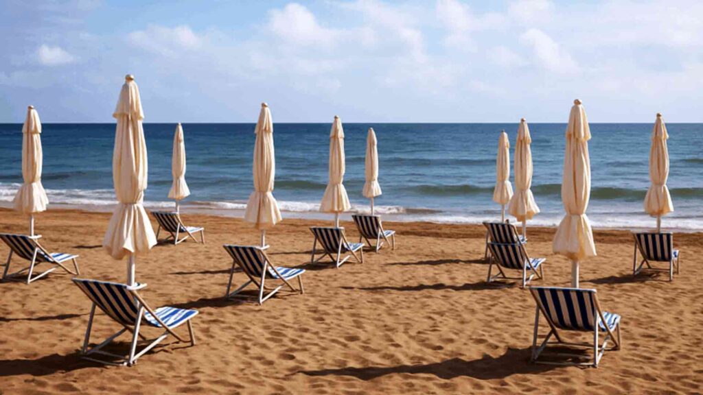 spiagge deserte, ombrelloni vuoti